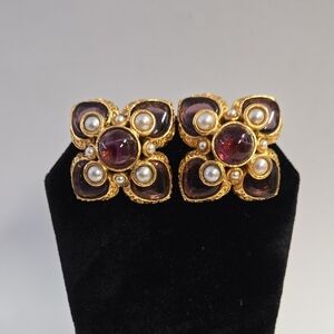 Vntg Barrera Clip-on Gold-Tone Purple Glass & Faux Pearl Flower ER EUC 1"x1"